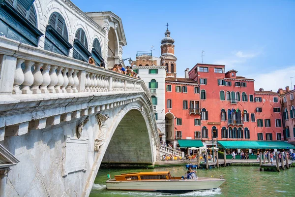 Venedik, İtalya - 30 Mayıs 2023: Rialto Köprüsü 'nde fotoğraf çeken turistler. Venedik 'in ünlü turistik merkezi..