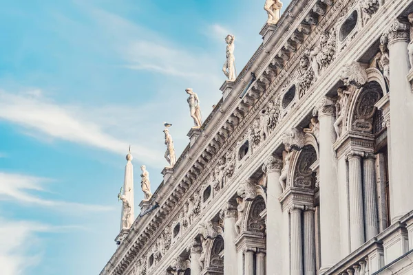 Venedik 'teki Palazzo della Libreria' da bulunan Marciana Ulusal Kütüphanesi (Biblioteca nazionale Marciana) cephesi ile mimari detay.