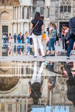 Venedik, İtalya - 05: 30 2023: Venedik 'teki St Marks Meydanı' nda çok sayıda turist.