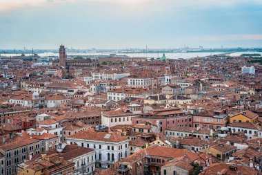 Venedik 'te ortaçağ kırmızı kiremitli hava manzaralı çatı evleri.