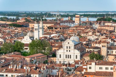 Venedik 'te ortaçağ kırmızı kiremitli hava manzaralı çatı evleri.