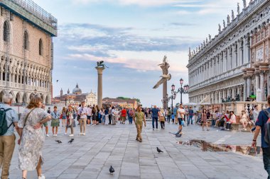 Venedik, İtalya - 30 Mayıs 2023: Venedik 'in ana turistik merkezi Saint Marks Bazilikası ile St. Mark Meydanı' ndan görüntü. Colonna di San Marco