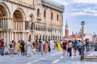 Venedik, İtalya - 30 Mayıs 2023: Venedik 'in ana turistik merkezi Saint Marks Bazilikası ile St. Mark Meydanı' ndan manzara
