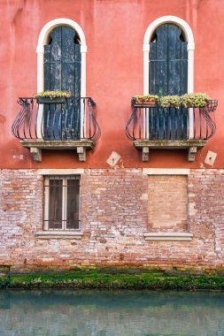 Eski ortaçağ mimarisi, Venedik pencere ve balkonuyla detayları kapat