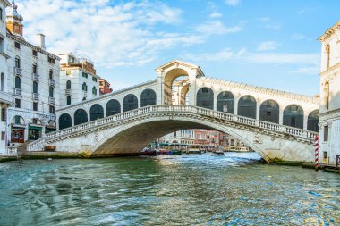 Rialto Köprüsü, Venedik 'in en ünlü turistik yerlerinden biri..