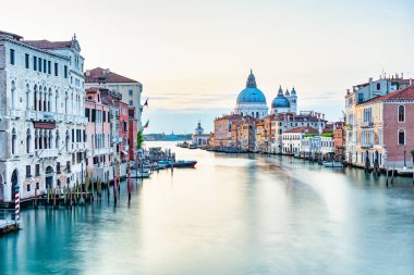 Venedik 'te Santa Maria della Salute Bazilikası ile Büyük Kanal' a bakın..