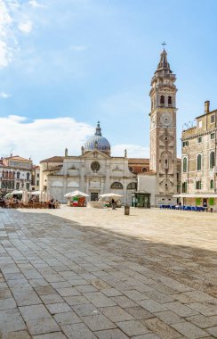 Venedik, İtalya - 31 Mayıs 2023: Çan kulesi ve Chiesa di Santa Maria Formosa Campo Santa Maria Formosa, Venedik.
