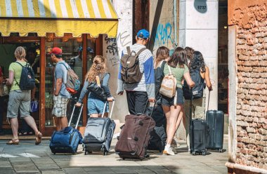 Venedik, İtalya - 31 Mayıs 2023: Venedik sokaklarında bagajlı birçok turist.