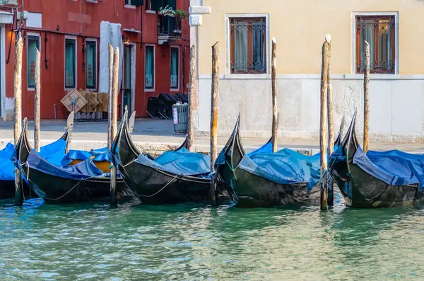 Gondoli Zacumowane Lub Zadokowane Wąskich Kanałach Wodnych Wenecji — Zdjęcie stockowe