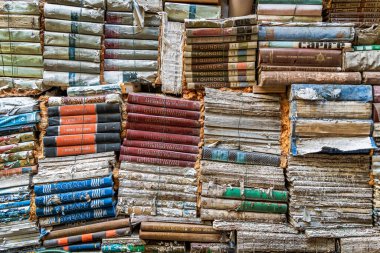 Kitap yığınları, Venedik 'teki kütüphane kitapçısının içinde..