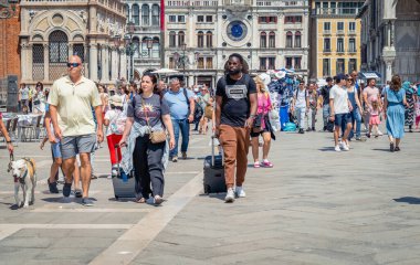 Venedik, İtalya - 31 Mayıs 2023: Birçok turist Venedik 'teki San Marco Meydanı' nı (St Marks Meydanı) ziyaret etti.