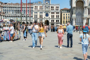 Venedik, İtalya - 31 Mayıs 2023: Birçok turist Venedik 'teki San Marco Meydanı' nı (St Marks Meydanı) ziyaret etti.