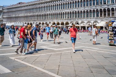 Venedik, İtalya - 31 Mayıs 2023: Birçok turist Venedik 'teki San Marco Meydanı' nı (St Marks Meydanı) ziyaret etti.