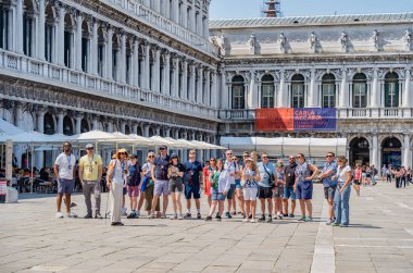 Venedik, İtalya - 31 Mayıs 2023: Piazza San Marco, Venedik 'te organize turist grubu.
