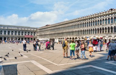 Venedik, İtalya - 31 Mayıs 2023: Birçok turist Venedik 'teki San Marco Meydanı' nı (St Marks Meydanı) ziyaret etti.