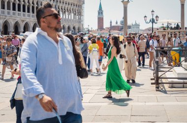 Venedik, İtalya - 31 Mayıs 2023: Birçok turist Venedik 'teki San Marco Meydanı' nı (St Marks Meydanı) ziyaret etti.