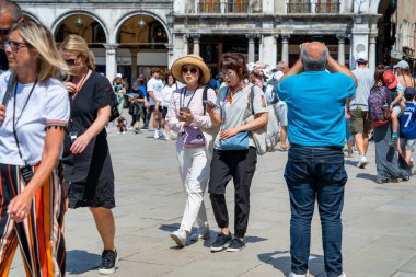 Venedik, İtalya - 31 Mayıs 2023: Birçok turist Venedik 'teki San Marco Meydanı' nı (St Marks Meydanı) ziyaret etti.
