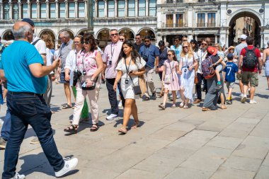 Venedik, İtalya - 31 Mayıs 2023: Piazza San Marco, Venedik 'te organize turist grubu.