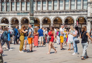 Venedik, İtalya - 31 Mayıs 2023: Birçok turist Venedik 'teki San Marco Meydanı' nı (St Marks Meydanı) ziyaret etti.