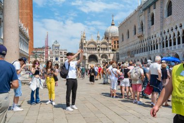 Venedik, İtalya - 31 Mayıs 2023: Birçok turist Venedik 'teki San Marco Meydanı' nı (St Marks Meydanı) ziyaret etti.
