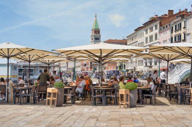 Venedik, İtalya - 31 Mayıs 2023: Venedik 'teki açık restoran kafesi.