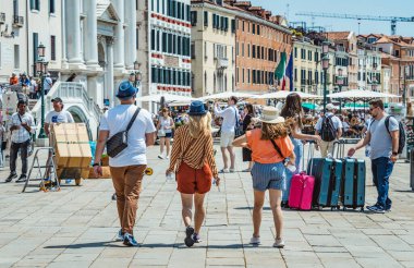 Venedik, İtalya - 31 Mayıs 2023: Venedik 'teki Büyük Kanal yakınlarındaki kaldırım taşı sokakta dolaşan turistler.