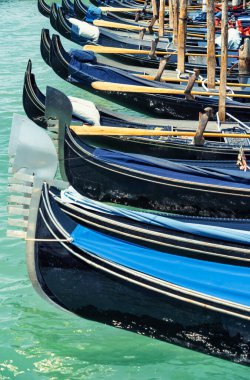 Venedik İtalya 'da Saint Mark Meydanı yakınlarındaki Grand Canal' da demirlemiş gondollarla renkli bir resim..