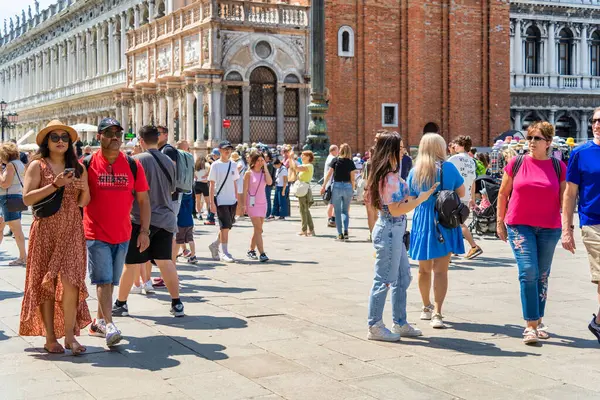 Venecia Italia Mayo 2023 Muchos Turistas Visitan Plaza San Marco — Foto de Stock