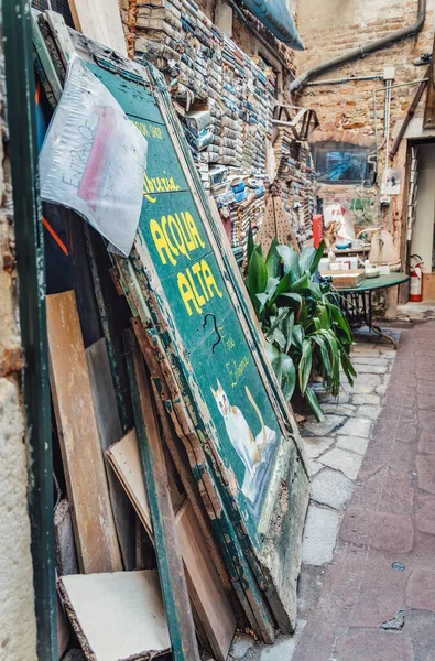 Venedik 'teki ünlü kitapçı Kütüphane Acqua Alta' nın çıkışı..