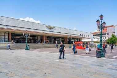 Venedik, İtalya - 31 Mayıs 2023: Venedik Santa Lucia Tren İstasyonu girişi.