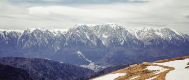 Bucegi Dağları 'nın karlı zirveleriyle Baiului Dağları' ndan panoramik manzara. Romanya 'da Karpatlar.