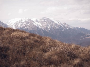 Bucegi Dağları 'nın karlı zirveleriyle Baiului Dağları' ndan manzara. Romanya 'da Karpatlar.