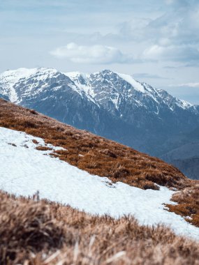 Bucegi Dağları 'nın karlı zirveleriyle Baiului Dağları' ndan manzara. Romanya 'da Karpatlar.