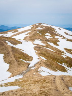 Romanya 'daki Karpat Dağları' ndan güzel manzaralı kış manzarası.