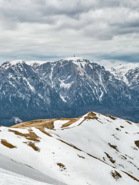 Bucegi Dağları 'nın karlı zirveleriyle Baiului Dağları' ndan manzara. Romanya 'da Karpatlar.