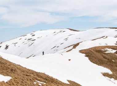 Romanya 'daki Karpat Dağları' ndan güzel manzaralı kış manzarası. Yalnız yürüyüşçü. .