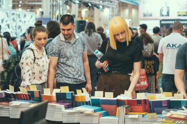 Bükreş, Romanya - 27 Mayıs 2023: İnsanlar kütüphanede okumak için kitap arıyorlar.