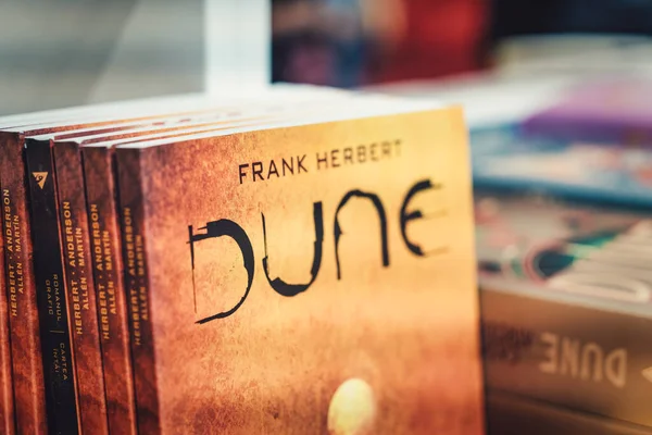 Bükreş, Romanya - 27 Mayıs 2023: Amerikalı yazar Frank Herbert 'in Dune adlı kitabı bir kütüphanede sergileniyor.