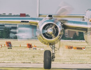 Eski bir resmi uçak pervanesi ya da hava vidasıyla kapat.