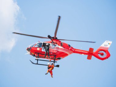 Bükreş, Romanya - Ağustos 2023: Mavi gökyüzüne karşı uçan SMURD helikopteri. SMURD, Romanya merkezli acil durum kurtarma servisi
