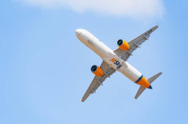 Bükreş, Romanya - 25 Eylül 2023: HiSky Airways Airbus A321-271 NX mavi gökyüzüne karşı uçuyor. Henry Coanda Uluslararası Havaalanı 'ndan uçak kalkıyor..