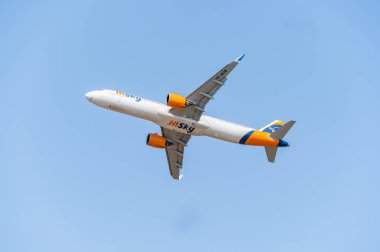 Bükreş, Romanya - 25 Eylül 2023: HiSky Airways Airbus A321-271 NX mavi gökyüzüne karşı uçuyor. Henry Coanda Uluslararası Havaalanı 'ndan uçak kalkıyor..