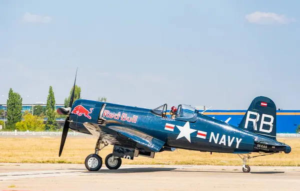 Bükreş, Romanya -25 Ağustos 2023: Bir Chance Vought F4U 4 CORSAIR uçağında Red Bull logosu. Uçan Boğalar filosu