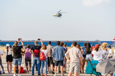 Bükreş, Romanya - 25 Ağustos 2023: İzleyen ve helikoptere fotoğraf çeken bir kalabalık.