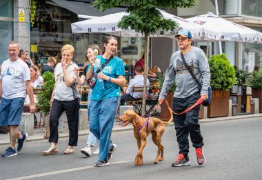 Bükreş, Romanya - 17 Haziran 2023: Turistler ve yerel halk Zafer Caddesi 'nde geziniyor ve yürüyor (Calea Victoriei). Bükreş 'in eski kentindeki yayalar