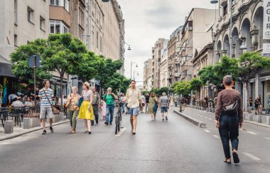 Bükreş, Romanya - 17 Haziran 2023: Turistler ve yerel halk Zafer Caddesi 'nde geziniyor ve yürüyor (Calea Victoriei). Bükreş 'in eski kentindeki yayalar