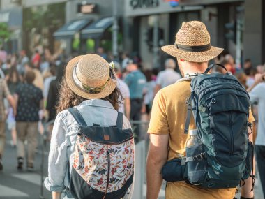 Sırt çantalı turist çiftler Zafer Sokağı (Calea Victoriei) üzerinde geziniyor ve yürüyorlar. Bükreş 'in eski kentindeki yayalar
