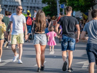 Bükreş, Romanya - 17 Haziran 2023: Turistler ve yerel halk Zafer Caddesi 'nde geziniyor ve yürüyor (Calea Victoriei). Bükreş 'in eski kentindeki yayalar