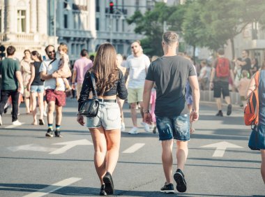 Turistler ve yerliler Zafer Sokağı 'nda gezinip yürüyorlar. Bükreş 'in eski kentindeki yayalar