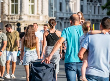 Bükreş, Romanya - 17 Haziran 2023: Turistler ve yerel halk Zafer Caddesi 'nde geziniyor ve yürüyor (Calea Victoriei). Bükreş 'in eski kentindeki yayalar